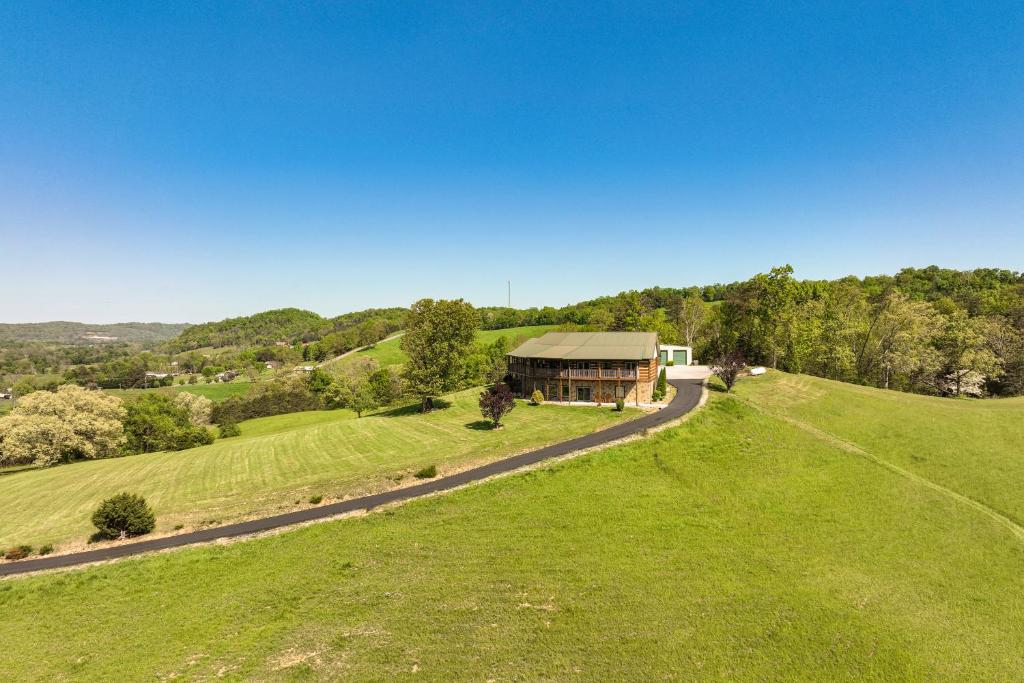 Spacious Tennessee Home with Panoramic Mtn Views!