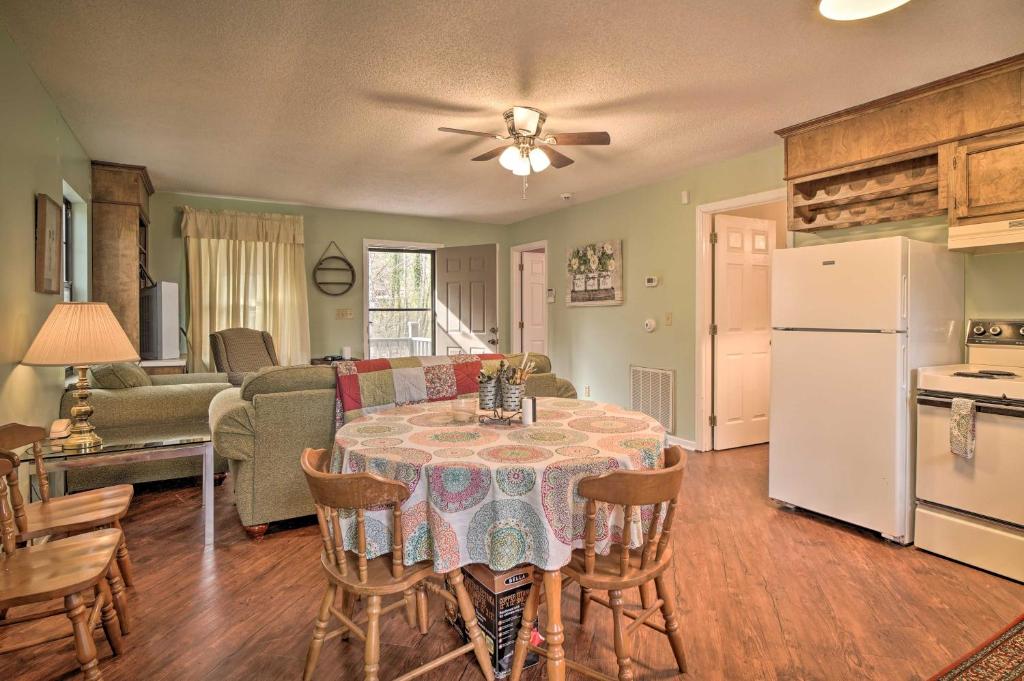 Inviting Apartment with Deck in Smoky Mountains